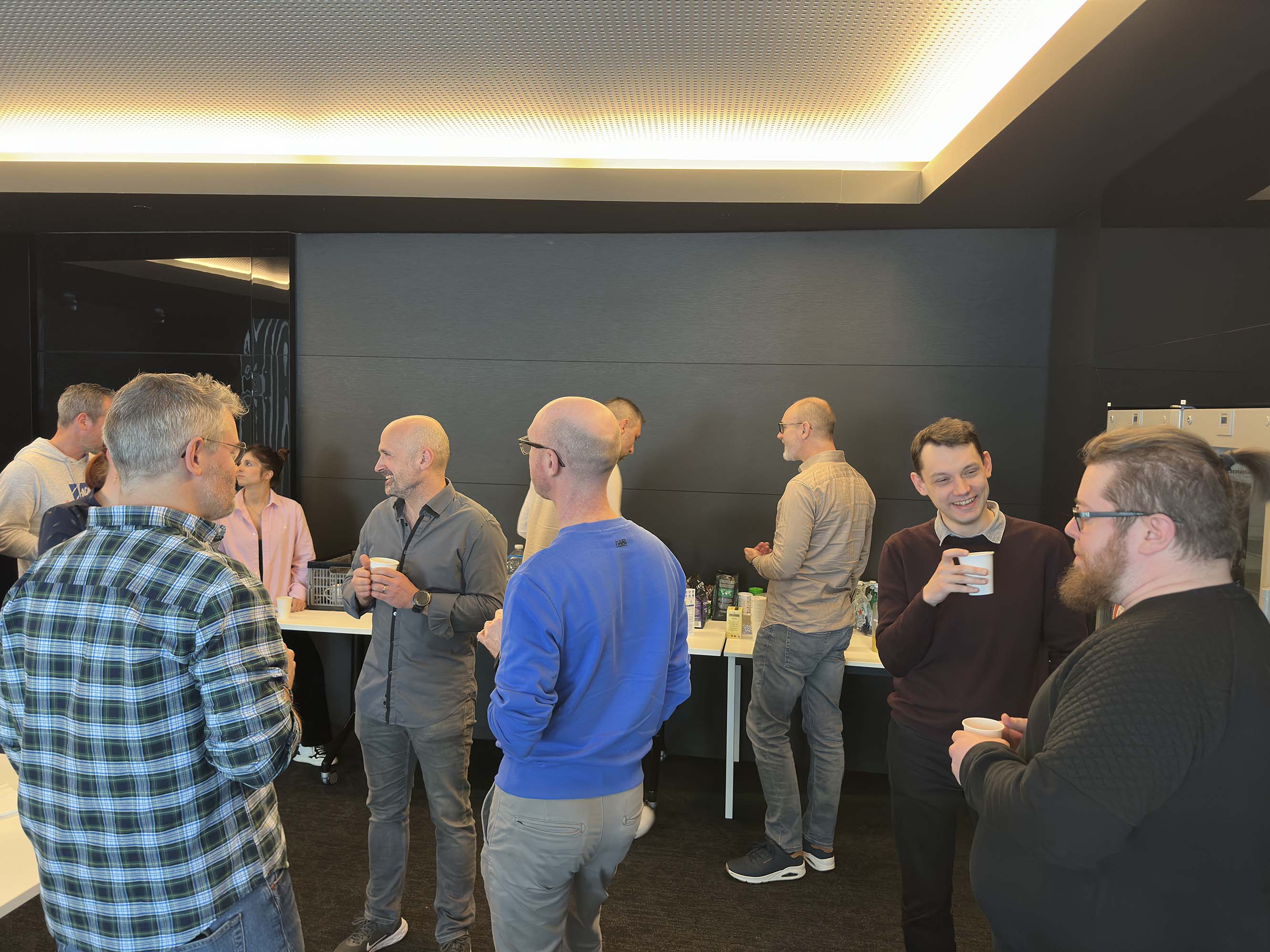 Collaborateurs échangeant autour d'un café lors d'une pause