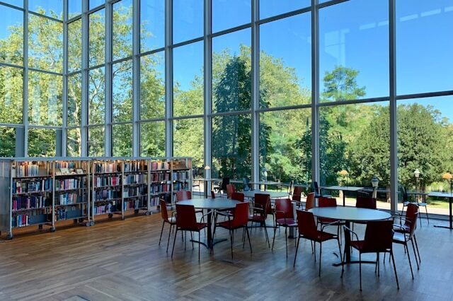 Bibliothèque vitrée du laboratoire LEMSC à l’UCLouvain, lieu d’échanges et de recherche.