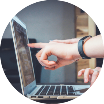 Personne pointant un écran d’ordinateur portable (ELN) pour montrer une information