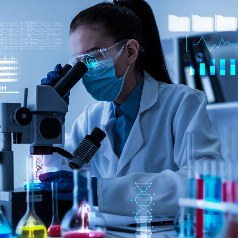 Scientifique au microscope analysant des échantillons selon les normes de qualité en laboratoire.