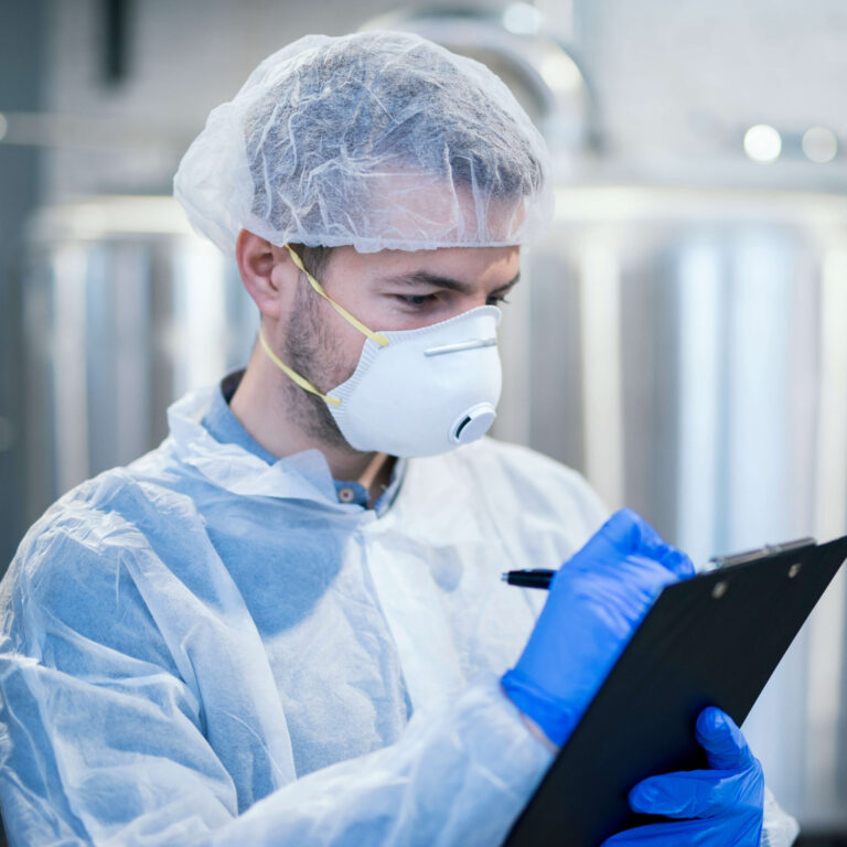 Technicien en laboratoire consignant les données d’un processus avant l’implémentation d’un LIMS