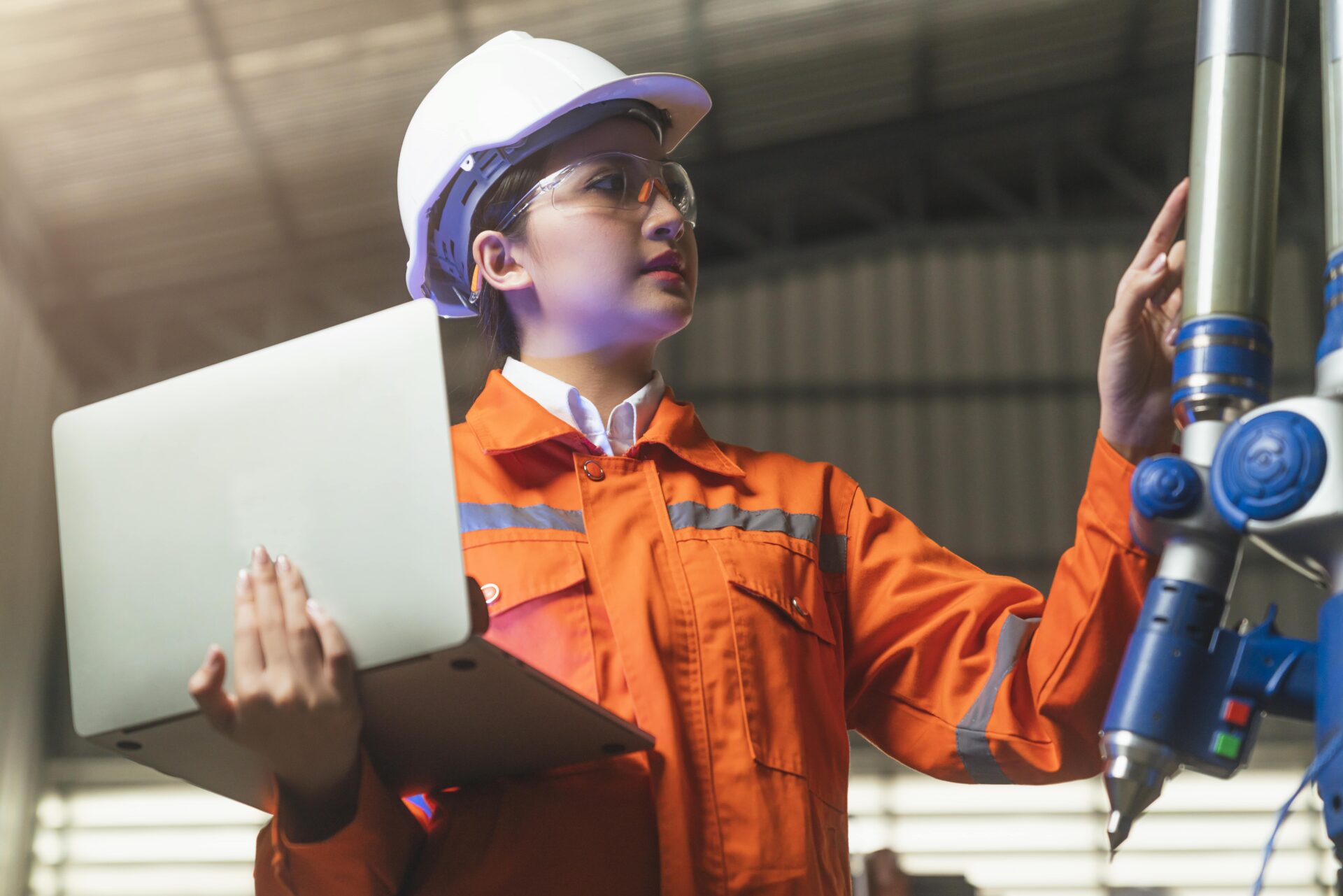 Responsable de maintenance utilisant un logiciel de GMAO pour superviser une machine industrielle